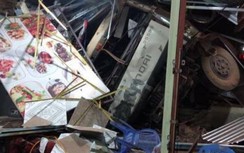 Xe chở gỗ đâm sập 3 quán nhậu nhiều người thoát chết trong đêm