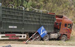 Video: Xe đầu kéo mất lái "nghiền" tử vong 2 người đi xe máy