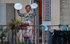 Người Italia hát vang trên ban công khu cách ly, xua tan u ám vì Covid-19