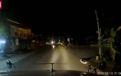 Video: Người đàn ông biểu hiện say rượu, chặn đầu xe container xin đi nhờ