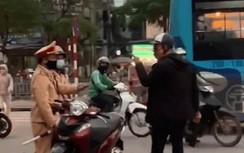 Hà Nội: CSGT nói về thanh niên tay cầm dao tại Ngã tư Kim Ngưu
