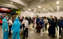 Lấy gần 1.400 mẫu xét nghiệm Covid-19 tại sân bay trong ngày đầu thực hiện