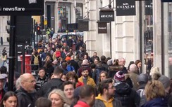 Người Anh bình chân như vại khi châu Âu quay cuồng trong tâm dịch Covid-19