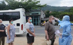 Cận cảnh kiểm tra từng người, xe tại các chốt kiểm soát Covid-19 ở Đà Nẵng