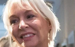 Thứ trưởng Anh kể về cơn đau ở mắt, thấu tận xương khi bà mắc Covid-19