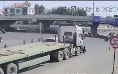 Video: Người phụ nữ thoát chết dưới gầm xe đầu kéo