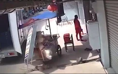 Video: Tận mắt thấy "thần chết" thập thò sau xe tải