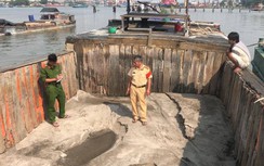 Video: CSGT bắt 2 tàu "khủng" đang hút cát trái phép trên sông Đồng Nai