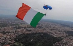 Xúc động nhìn lá đại quốc kỳ trên bầu trời Roma trong những ngày chết chóc