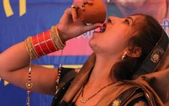 Video: Cận cảnh buổi lễ uống nước tiểu bò nhằm chống lại Covid-19