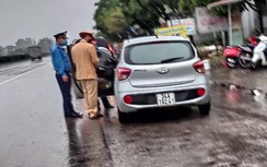 Cố thủ trong xe hơn 1 giờ, tài xế vi phạm ở Hải Dương vẫn không thoát