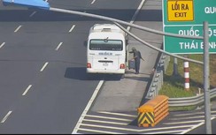 Video: Ớn lạnh với cảnh "vợt" khách trên cao tốc