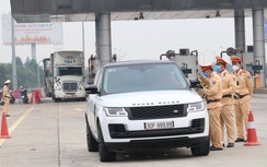 Tài xế được đo thân nhiệt, sát khuẩn trước khi kiểm tra nồng độ cồn, ma túy