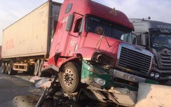 TP.HCM: Xe container bất chợt leo dải phân cách trên cầu vượt QL1