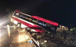 Ô tô giường nằm mất lái khi vào cua, nhiều hành khách suýt rơi xuống vực