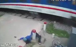 Video: Người phụ nữ gặp nạn thương tâm khi cố vượt gác chắn tàu hỏa