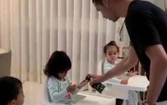 Video: Siêu sao Ronaldo dạy con vệ sinh tay giữa mùa dịch Covid-19