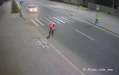 Video: Ô tô lao cực nhanh, húc bay nữ lao công trong đêm