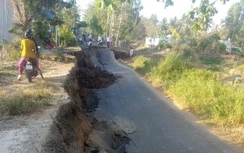 Bất ngờ tuyến Co Xáng - Cơi 5 - Đá Bạc sụt lún sâu 2,5m kéo theo 3 xe máy