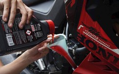 Thay dầu nhớt xe máy, nên đợi máy nguội hay xả ngay sau khi tắt máy?