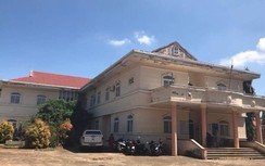 Công an mặc đồ bảo hộ vào điều tra trộm cắp trong khu cách ly Covid-19