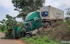 Đắk Nông: Xe đầu kéo mất thắng dính chặt xe khác cùng lao vào nhà dân