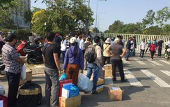 Xếp hàng đưa đồ ăn, cả lò vi sóng... vào khu cách ly ở TP.HCM