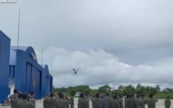 Hàng chục phi công kinh hoàng chứng kiến máy bay đồng đội rơi trước mắt