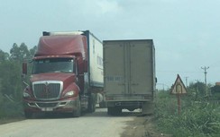 Xe quá tải hoành hành trên đê hữu sông Thái Bình ở Hải Dương