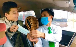 Đi taxi, xe buýt thế nào để an toàn trong "bão" dịch Covid-19?