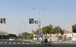 Video: Đường vắng tanh mùa dịch, nam thanh niên vẫn bị ô tô tông suýt chết