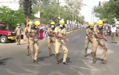 Video: Lính cứu hỏa "chơi lớn", chặn cả tuyến đường để nhảy "Ghen Cô vy"