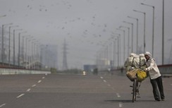 Video: Người lao động nghèo Ấn Độ lâm cảnh bi đát vì lệnh phong tỏa