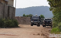 Công khai tập kết cát sỏi trong nghĩa trang, phạt vẫn không di dời