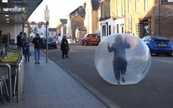 Người phụ nữ sợ Covid-19 tới mức chui vào túi bóng, lăn tròn để ra đường