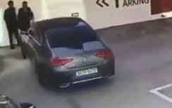 Video: Nữ tài xế nhầm chân ga, tông người đàn ông dính vào tường