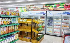 Trước giờ "đóng cửa", dân đổ xô mua tích trữ, nhiều kệ hàng "sạch bong"