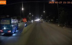 Xe khách tạt đầu phương tiện khác, ngang nhiên phóng ngược chiều trên QL1A