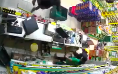 Video: Hai đối tượng đeo khẩu trang, mang súng cướp tiệm tạp hóa ở TP.HCM