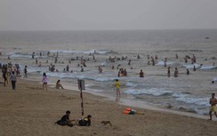 Quảng Nam: Ngàn người đổ xô tắm biển, vui chơi ở biển Tam Thanh