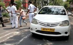 Người phụ nữ giàu có ở Ấn Độ nhổ bọt vào cảnh sát ở chốt kiểm soát Covid-19