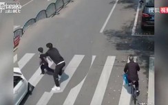 Video: Ông bố phản xạ xuất thần, đoạt lại con trai từ tay tử thần