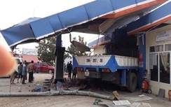 Xe tải va chạm 2 xe máy, lao vào cây xăng khiến 1 người tử vong thương tâm