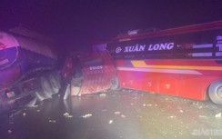 Tai nạn giữa ô tô khách và xe đầu kéo, QL6 ùn tắc khoảng 4km trong đêm