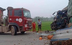 Video: Kinh hoàng hiện trường vụ xe đầu kéo và xe tải đối đầu nhau
