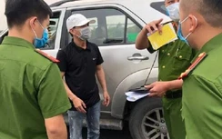 Lấy xe công ty đi chở khách, tài xế kịch liệt chống đối đo thân nhiệt