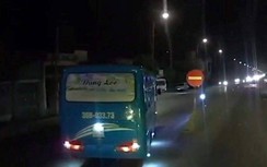 Tài xế xe chở công nhân đi ngược chiều trên QL1A bị tước GPLX 3 tháng