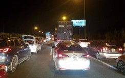 Hai xe container đâm nhau, cao tốc TP.HCM- Long Thành- Dầu Giây tắc 5 km