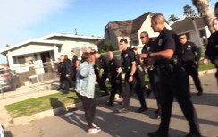 Cảnh sát Mỹ ôm súng, dàn hàng ngang "lùa" người dân tụ tập sinh nhật