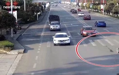 Hãi hùng ô tô văng bánh, đập thẳng vào đầu người phụ nữ chờ xe buýt